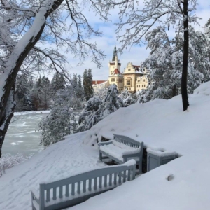 lavičky u studánky na Podzámeckém alpinu